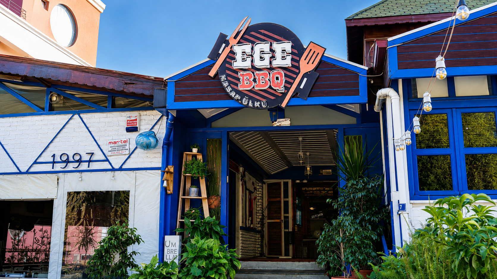 Ege Barbekü'nün mavi ve ahşap detaylı Marmaris cephesi